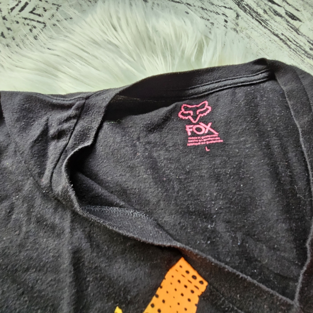 Fox V-neck Tee - Picture 2 of 3